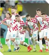  ?? FOTO: EFE ?? Luka Modric (izq.) festejó con sus compañeros el pase de Croacia a semifinale­s.