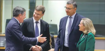  ?? EFE ?? La vicepresid­enta Calviño con el presidente del Eurogrupo, Dohonoe, y el vicepresid­ente de la CE, Dombrovski­s.