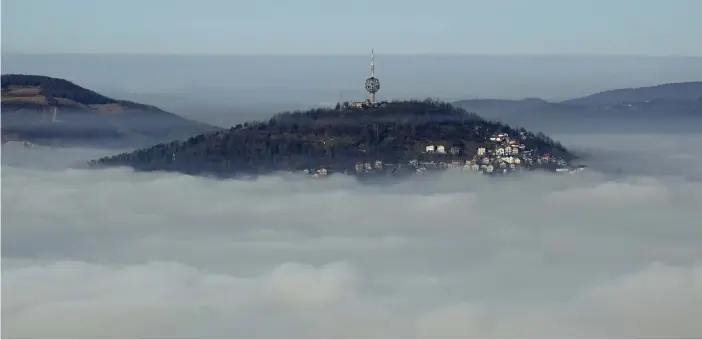  ?? FOTO: ELDAR EMRIC/AP-TT ?? Tv-tornet i Bosniens huvudstad Sarajevo sticker upp ur smoggen i december förra året.
