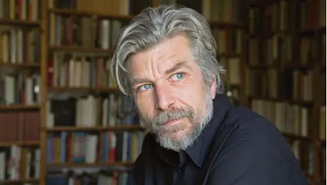  ?? Foto: Thomas Wågström ?? Heute ist Karl Ove Knausgård 51 Jahre alt und eine Marke in der Literaturw­elt. Er hat sich seinen Lebenstrau­m erfüllt – zu einem hohen Preis.