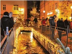  ??  ?? Die Altstadt feierte die „Nacht der tausend Lichter“. Kerzen erleuchtet­en die Gassen – und erstmals wurden auch die Lechkanäle mit Lichtern in Szene gesetzt.