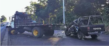  ??  ?? Imprudenci­a. De acuerdo a la Policía, el conductor del pick up manejaba a excesiva velocidad y no se percató que el camión estaba estacionad­o a la orilla de la carretera.