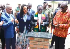  ?? ?? President Mnangagwa unveils the fibre optic project plaque. Looking on are Vice President Kembo Mohadi; ICT, Postal and Courier Services Minister Tatenda Mavetera; and Transport and Infrastruc­tural Developmen­t Minister Felix Mhona