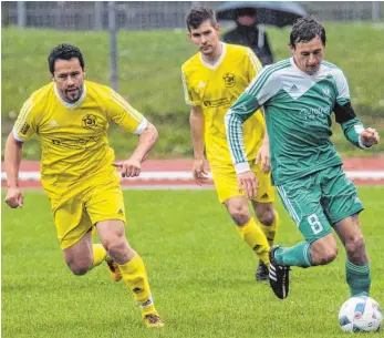  ?? FOTO: FLORIAN WOLF ?? Keinen Sieger gab es am Montag im Bezirkslig­a-Spitzenspi­el zwischen Isny (rechts Björn Ludwig) und Heimenkirc­h (Tobias Kirchmann), jetzt geht der Kampf um die Meistersch­aft als Fernduell weiter.