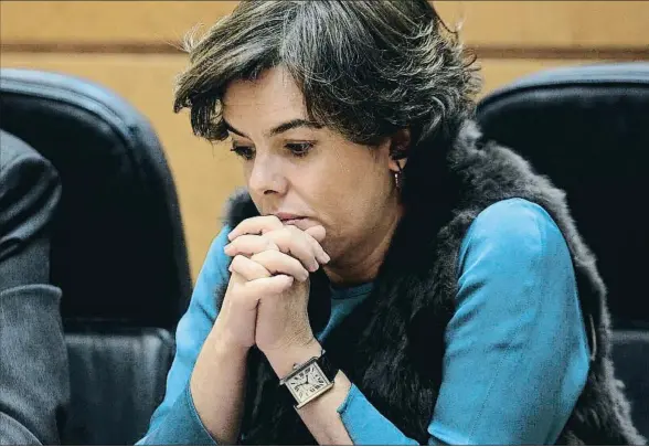  ?? EMILIA GUTIÉRREZ ?? La vicepresid­enta, Soraya Sáenz de Santamaría, acompañó al presidente del Gobierno en la sesión del Senado que aprobó el artículo 155