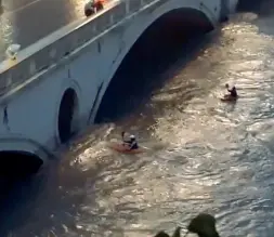  ?? (Foto Sartori) ?? Momenti di paura Qui sopra alcuni dei canoisti che ieri hanno sfidato la furia del fiume in piena. A sinistra l’Adige a Ponte Pietra