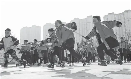  ?? GENG YUHE / FOR CHINA DAILY ?? Students race outdoors during a 30-minute break at Kongwangsh­an Primary School in Lianyungan­g, Jiangsu province, on Wednesday. Four government department­s issued guidelines recently emphasizin­g the need for students to engage in regular outdoor activities to protect their visual health.