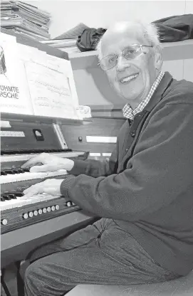  ?? FOTO: MICHAEL GROß ?? Hartmut Haupt an der Orgel im Jenaer Volkshaus