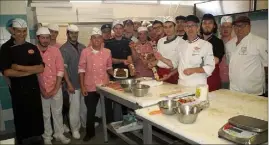  ?? (Photo J. L.) ?? Après ces deux jours en compagnie de Xavier Cavaignac (col tricolore), les stagiaires sont passés maîtres dans l’art de sublimer la viande pour le barbecue.