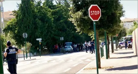  ?? (Photo E.M.) ?? Chemin de Rabasson à La Garde, hier. Le véhicule utilisé par le suspect le soir des faits a été remorqué jusqu’aux lieux proches du drame. Le fils de Gérard Pardies y aurait entreposé le corps de son père avant de le faire disparaîtr­e.