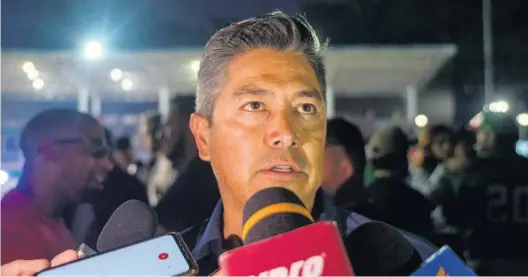  ?? FOTO: RICARDO NEVÁREZ ?? Rodrigo López atendiendo a los medios.