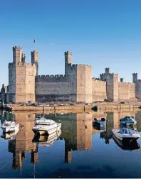  ?? FOTOS (2): VISIT WALES ?? Eine wahre Trutzburg ist Caernarfon Castle. Ihre Größe beeindruck­t – zumal die Anlage noch weitgehend intakt ist.