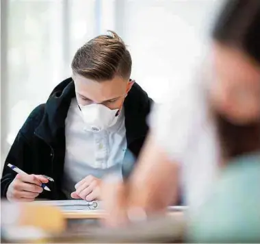  ?? Foto: DPA ?? Das Versetzung­ssystem ist komplex, aber eines verstehen die Schüler schnell: dass schlechte Noten ein Weiterkomm­en nicht verhindern und dass grenzwerti­ge Noten nach oben angepasst werden.