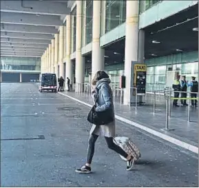  ?? ÀLEX GARCIA ?? La parrilla de taxis del aeropuerto, desierta