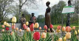  ??  ?? Auch Martin Luther hat an der Herressene­r Promenade in Apolda ein lauschiges Plätzchen gefunden und wartet auf nette Gesprächsp­artner. Fotos (): Angelika Schimmel