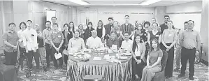  ?? ?? PERKONGSIA­N: Tetamu dan peserta merakamkan kenangan pada majlis makan malam pembentang­an intervensi terapeutik di Miri, baru-baru ini.