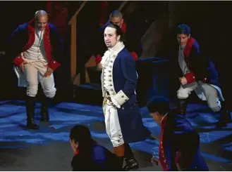  ?? Evan Agostini / AP ?? En esta foto de archivo, Lin-Manuel Miranda y el elenco de ‘Hamilton’ se presentan durante la ceremonia de los Tony Awards, en Nueva York, donde la obra teatral se adjudicó once premios.