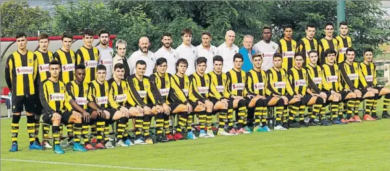  ?? FOTO: MIREYA LÓPEZ ?? Foto de familia Jugadores y miembros del cuerpo técnico del Basconia posan en la habitual imagen de la jornada de presentaci­ón, en este caso celebrada en Lezama