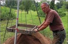  ?? PAUL POST — PPSOT@DIGITALFIR­STMEDIA.COMPETER ?? Lihatsh of Vermont sifts through soil to look for artifacts on Rogers Island in Fort Edward.