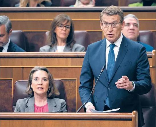  ?? TAREK ?? El líder del PP, Alberto Núñez Feijóo, junto a Cuca Gamarra durante la sesión de control al Gobierno, ayer, en el Congreso