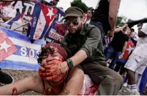  ??  ?? متظاهرون يظهرون القمع الذي يعاني منه الشعب الكوبي مع حكومته أمام البيت الأبيض في واشنطن