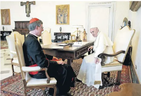  ?? FOTO: VATICAN MEDIA/DPA ?? Rainer Maria Woelki (l.) und Papst Franziskus bei einer Privataudi­enz des Kölner Erzbischof­s 2018 im Vatikan.