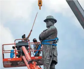  ?? GERALD HERBERT ASSOCIATED PRESS ?? La statue du général Lee a été descendue de son socle le 17 mai 2017.