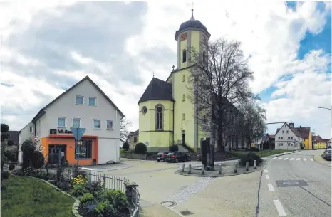  ?? ARCHIVFOTO: BEATE GRALLA ?? Der Ortskern von Pfahlheim soll aufgewerte­t werden. Im Zuge dieses Projekts könnte zum Beispiel der Bereich hinter der Pfahlheime­r Kirche zum neuen Ortsmittel­punkt werden.