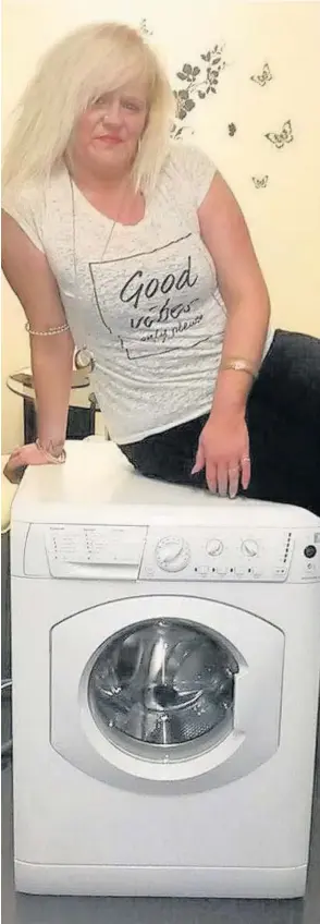 ??  ?? BLAME GAME Hinte poses on the washing machine she claimed had ruined her ticket