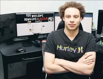  ?? FRANK AUGSTEIN / AP ?? Marcus Hutchins fracasó en los estudios y vive y trabaja en su pequeña habitación del hogar familiar