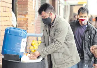  ??  ?? Para el cumplimien­to del protocolo se han habilitado lavamanos y los locales cuentan con alcohol en gel. También se debe controlar la temperatur­a. Hay 24 casos positivos hasta ahora.