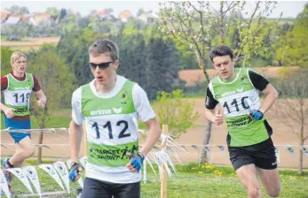  ?? FOTO: VEREIN ?? Stefan Moß (hinten) ist konzentrie­rt. Das zahlt sich aus: Rang zwei unter allen württember­gischen Athleten bei den Junioren.