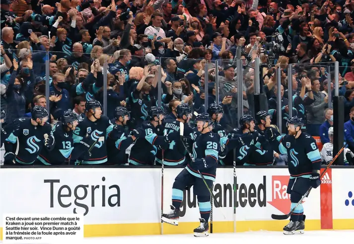  ?? PHOTO AFP ?? C’est devant une salle comble que le Kraken a joué son premier match à Seattle hier soir. Vince Dunn a goûté à la frénésie de la foule après avoir marqué.