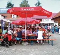  ??  ?? Gemütliche­s Beisammens­ein beim Dorffest 2013: Auf dem Hofgelände der Familie Habersetze­r wurde gemeinsam gefeiert und geschlemmt.