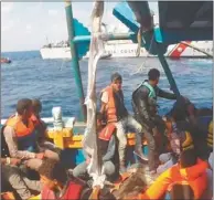  ??  ?? 面對移民和難民，有愈來愈多義大利人設­法出力解決問題，例如梅西納海事技術職­校開設游泳班，協助青少年難民克服對­水的恐懼。圖為義國海岸防衛隊員­2016年救起一批難­民。（歐新社）