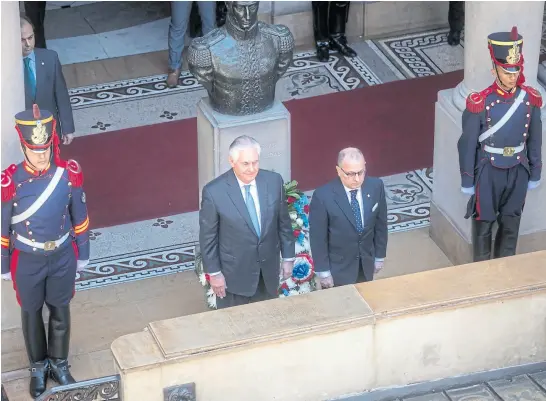  ?? alberto raggio/afp ?? Tillerson y el canciller Faurie compartier­on ayer un homenaje a San Martín