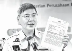  ??  ?? Mah addressing members of the media while announcing the commodity trading performanc­e for the first 11 months of 2017. — Bernama photo