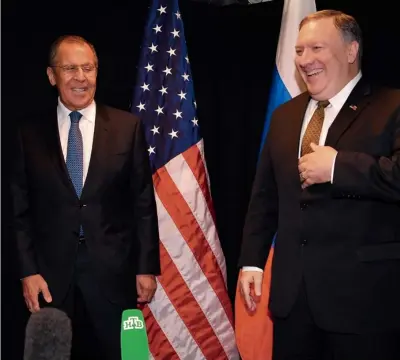  ??  ?? TIERRA DE NADIE
El secretario de Estado de Estados Unidos, Mike Pompeo (derecha), y el ministro de Relaciones Exteriores de Rusia, Sergei Lavrov, se reúnen durante la Reunión Ministeria­l del Consejo Ártico en Rovaniemi, Finlandia, celebrada el 6 de mayo de 2019. El Consejo fue creado por iniciativa de Finlandia en 1996 para la protección del medio ambiente y el desarrollo del Ártico.