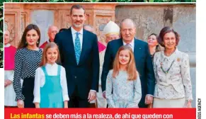  ??  ?? Las infantas se deben más a la realeza, de ahí que queden con Felipe si él rompe con Letizia. En la foto, con los reyes eméritos, Juan Carlos y Sofía, el pasado Domingo de Pascua en Palma de Mallorca.