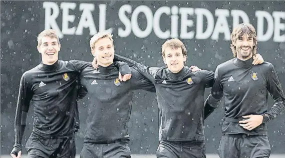  ?? FOTO: UNCITI ?? Con alegría Los jugadores de la Real afrontan con entusiasmo y tras un parón en los que han desconecta­do el último tramo de partidos del año