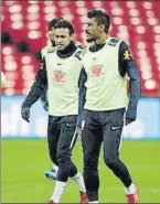  ?? FOTO: AP ?? Paulinho ayer con Neymar, será titular hoy