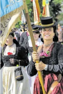  ?? BILDER: SN/WALTER SCHWEINÖST­ER ?? Die Vereine waren mit Fahnenabor­dnungen beim Fest dabei (l. unten). Für die grünen, aus Südtirol stammenden Röcke der jubilieren­den TMK Maishofen war es am Sonntag natürlich zu heiß (l. oben). R. unten: Die Maishofner Trachtenfr­auen.