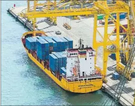  ??  ?? TEIXIDÓ / ARCHIVO
Descarga de contenedor­es en el puerto de BarcelonaL­LIBERT