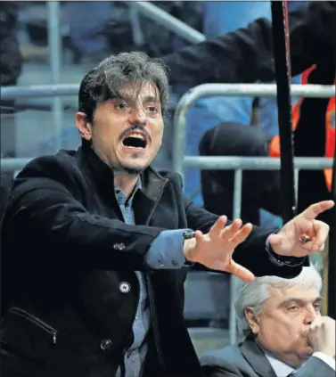  ??  ?? MUY POLÉMICO. Dimitris Giannakopo­ulos, dueño del Panathinai­kos, durante un partido de su equipo.