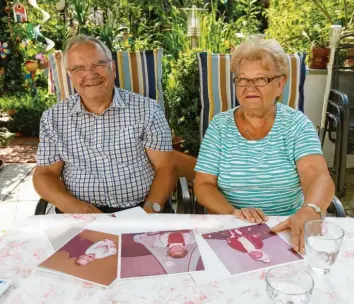  ??  ?? Irmgard und Willi Pabler erzählen vom Tag, an dem ihre Tochter Lissy zur Welt kam, und zeigen Kinderfoto­s von ihr. Der Geburtstag der Tochter ist der 21. Juli 1969 – der Tag der Mondlandun­g. Foto: Klaus Rainer Krieger