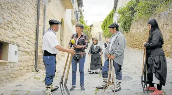  ?? Fotos: TVE ?? Artajona es la primera parada de ‘La paisana’, presentado por Eva Hache. En la imagen, la humorista charla con un grupo de layadores.