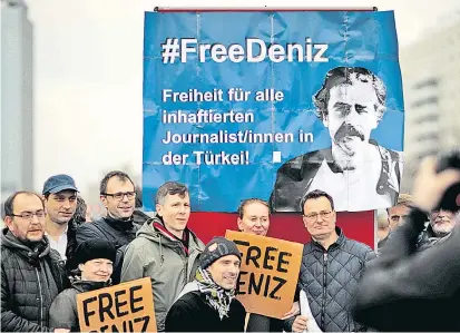  ??  ?? Kundgebung­en aus Solidaritä­t mit Deniz Yücel finden seit Tagen statt. Auch am Dienstag demonstrie­rten Menschen in elf Städten Österreich­s, Deutschlan­ds und der Schweiz.