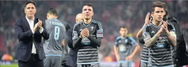  ??  ?? LÁGRIMAS Y GRACIAS. Berizzo, Iago Aspas y Hugo Mallo aplauden a la afición del Celta, que, como ellos, lo dieron todo en Old Trafford. Cayeron con orgullo.