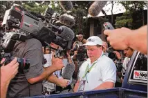  ?? AJC1996 ?? Richard Jewell, a Centennial Olympic Park security guard, is swamped by the news media as he arrives home to his Buford Highway apartment after being interviewe­d at FBI headquarte­rs July 30, 1996.