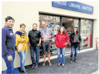  ??  ?? De gauche à droite, Samuel Potdevin, Nathalia, l’épouse de Ludovic Potdevin et à gauche de celui-ci, Jean-Luc, Valérie et Régine, des amis, devant la maison de la presse.